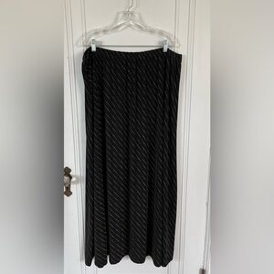 Yummy Plus size 5x slinky skirt. Mint green slanted dotted stripe on black